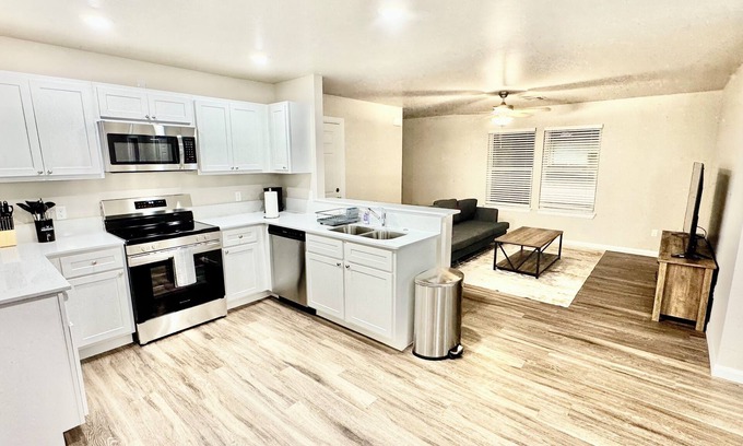 Yukon House | Super Host! Brand New 3 Bedroom/2 Bathroom located in the heart of Yukon!