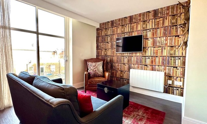 Poole Apartment | Super Trendy Apartment - Free Parking & Fast WiFi