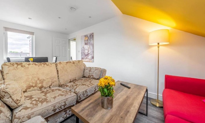 Southall Broadway House | Superb 3BD Home in the Heart of Southall -Sleeps 8