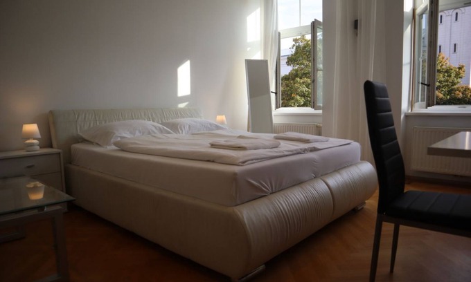Favoriten Apartment | Superb 7BR Apt. For 22 People Near Hauptbahnhof