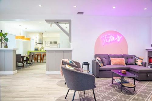 The Roads House | Superb Brickell House Sleep 8 Private Pool & Free Parking