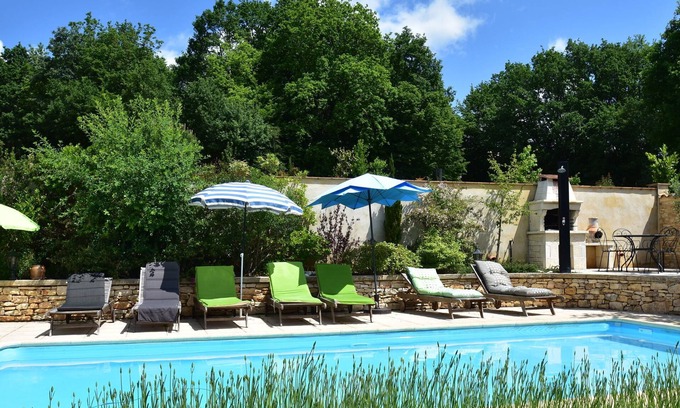 Montcabrier House | Superb Holiday Home in Busse with Swimming Pool