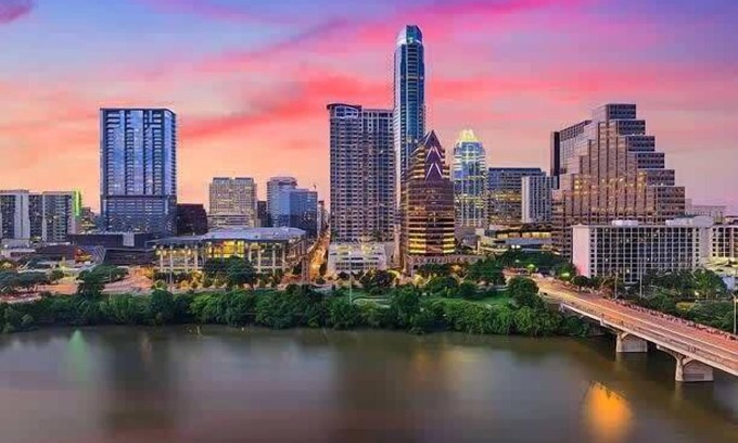 West Campus Apartment | Superb location steps to DT and UT