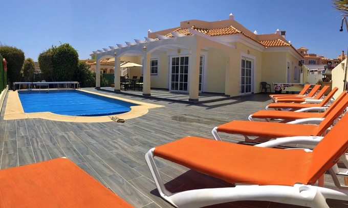Caleta de Fuste Villa | Superb, private golf villa. Ideal location. 300mb Internet and pool table.