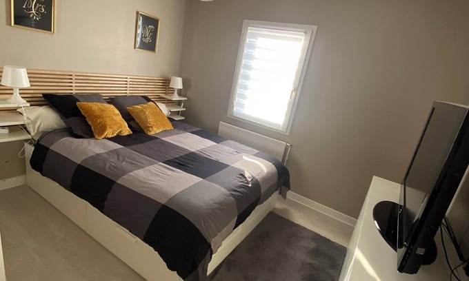 Saint-Remy-en-Rollat Bed & Breakfast | Superb spacious bedroom