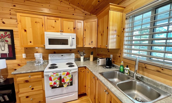 Wasaga Beach Ski Chalet | Superhost!- Cozy and quiet chalet retreat