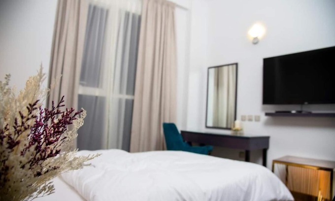 Naif House | Superior Room Near Pak Darbar Restaurant By Luxury Bookings