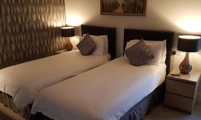 Yeovil Bed & Breakfast | Superior Twin Ensuite with Shower at The Keep