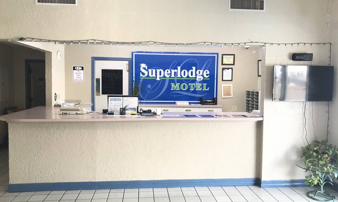 Northeast El Paso Hotel | SuperLodge Motel