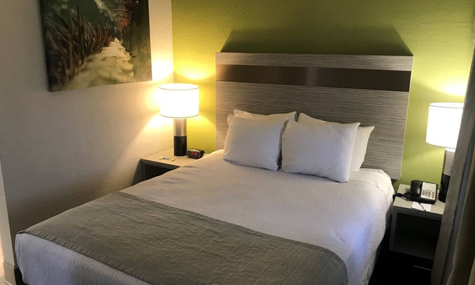 North Mountain Hotel | SureStay InnSuites Phoenix Hotel & Suites by Best Western