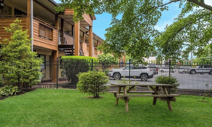 Woodbury Hotel | SureStay Plus by Best Western Woodbury Inn