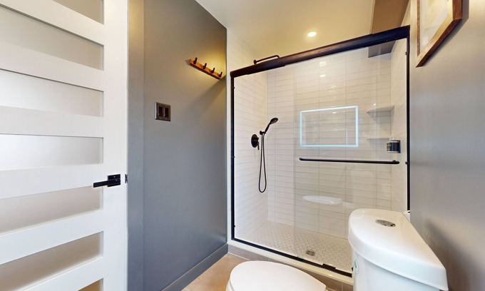 North End Hotel | Surf Club - King Bed, 2 Mins to OC Beach & POOL