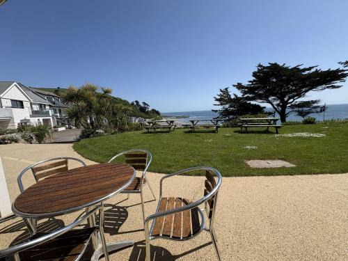 Seaton House | Surf Watch - Mount Brioni
