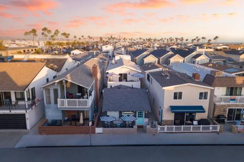West Newport Apartment | Surfrider I by AvantStay Walk to the Beach Patio