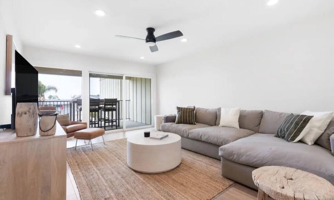 Solana Beach Apartment | Surfs Up Stunner Solana Beach & Del Mar - Walkable