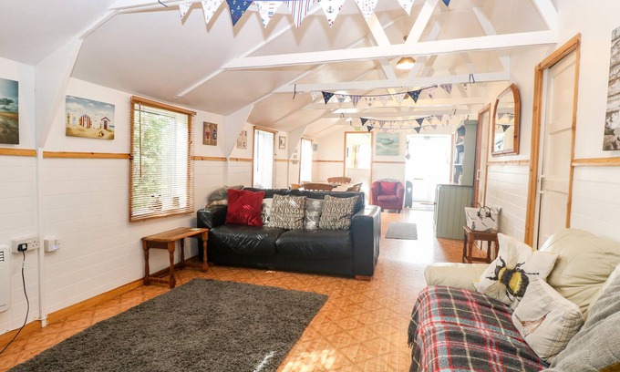 Bacton Cottage | SUZANNE'S BEACH HUT, pet friendly, country holiday cottage in Walcott