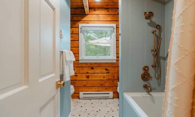 Swan Lake House | Swan Lake Lakefront Cozy Modern Home w/cabana, central air, kids room. n