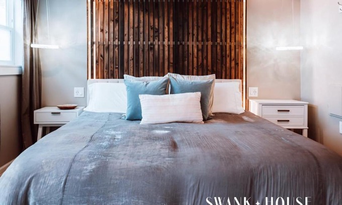 Historic Railroad District Hotel | Swank House- Downtown Suite-Pet Friendly