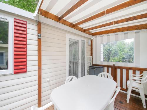 Saint-Jean-de-Monts Ski Chalet | Swanky Mobile Home in Saint Jean de Monts near Seabeach