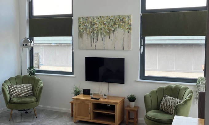 Castle Apartment | SWANSEA, Marina View & Arena View, Nr City & 3 Mins to Beach