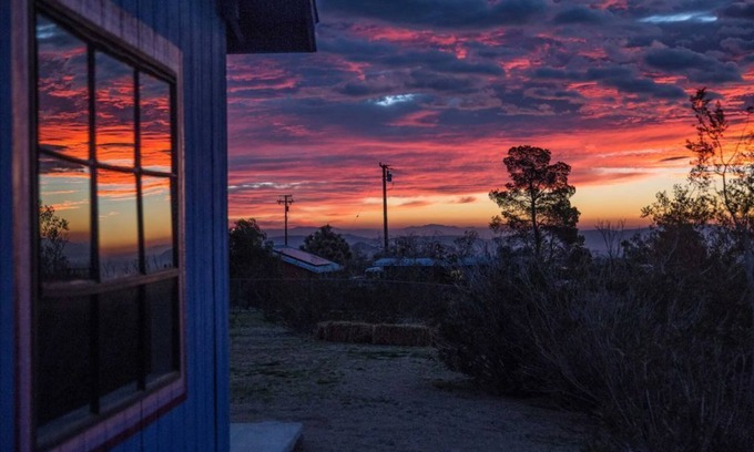 Joshua Tree House | Sweeping Desert Views w/soaking tub, hammocks, chef's kitchen
