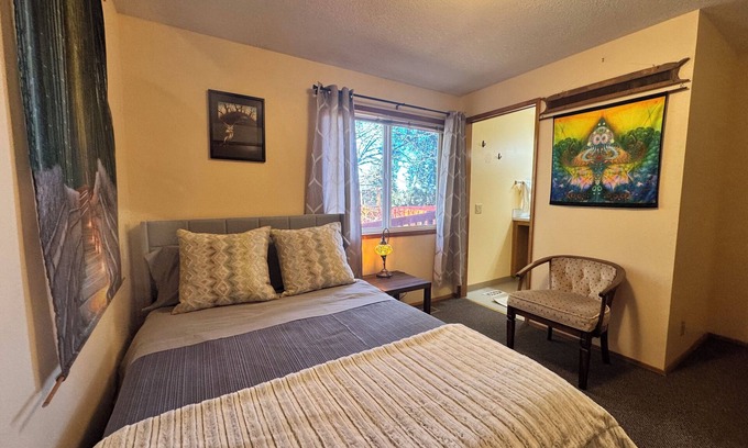 Sherwood - Tualatin South House | Sweet Bamboo Room with Half-Bath in delightful Sherwood with AC, WiFi, TV