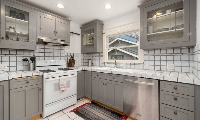 Willamette Heights House | Sweet Bungalow house in the Wonderful NW Neighborhood