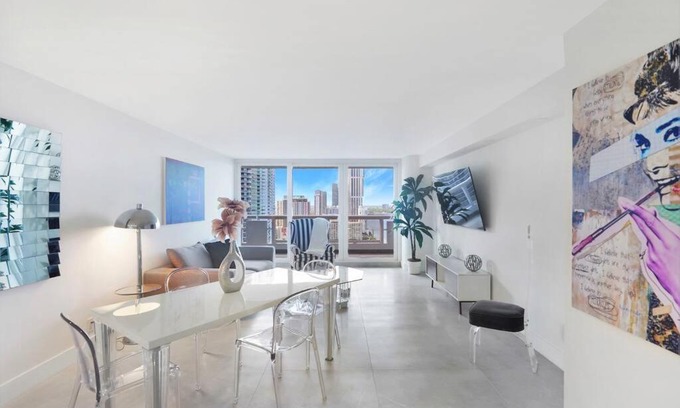 Downtown Miami Apartment | Sweet Dreams! Renovated with Water Views