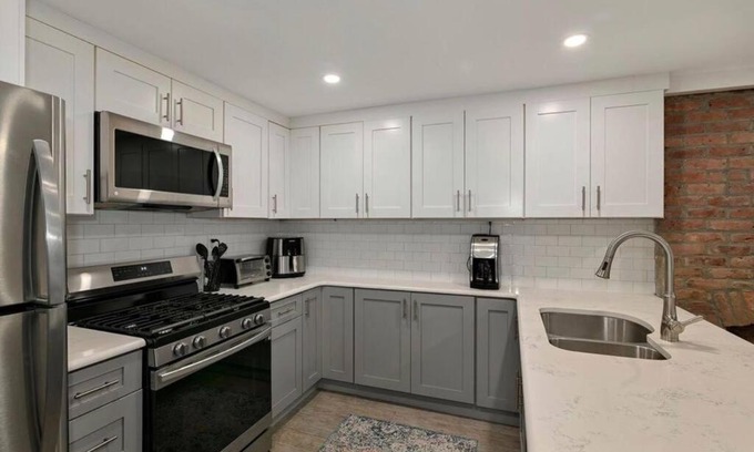 Communipaw Apartment | Sweet Home - 20 minutes to NYC