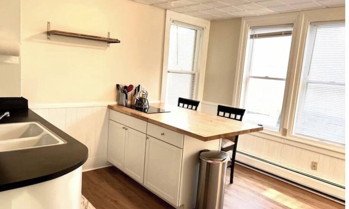 Old North End Apartment | Sweet n Petite: Downtown ChurchStreet Area-Parkingnn