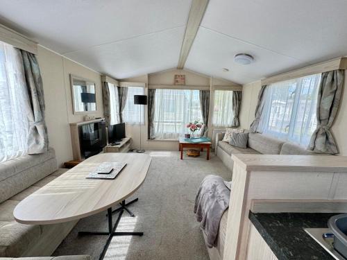 South Cerney House | Sweet Pea Pet Friendly Lodge