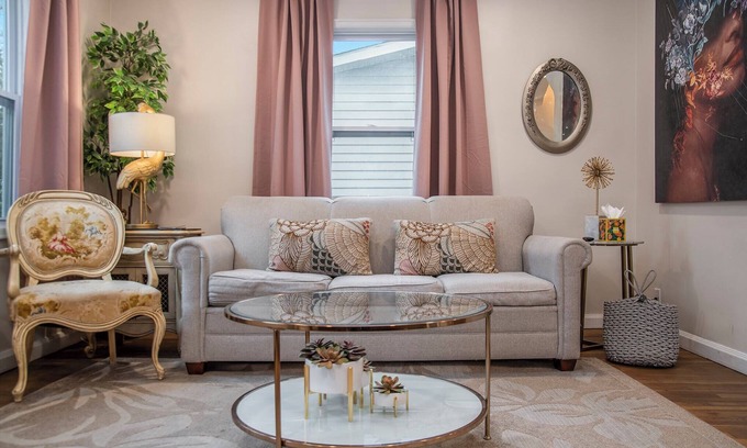 Benson House | Sweet Rose Cottage, w/Hot tub - Romantic Getaway!