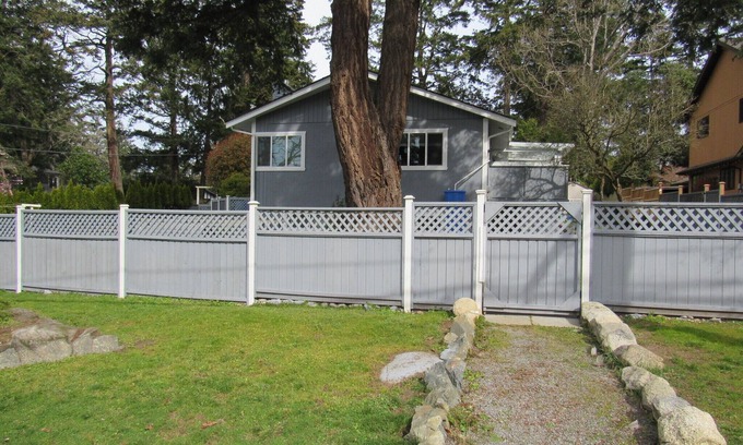 Saanich East House | Sweet Suite Near A nice Sandy Beach