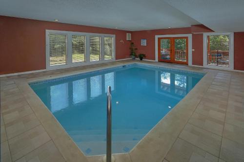 Cosby Apartment | Sweet Tranquility Pool Lodge