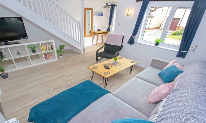 Croyde Cottage | Swell Times | Vibrant Beach Pad | Sleeps 4