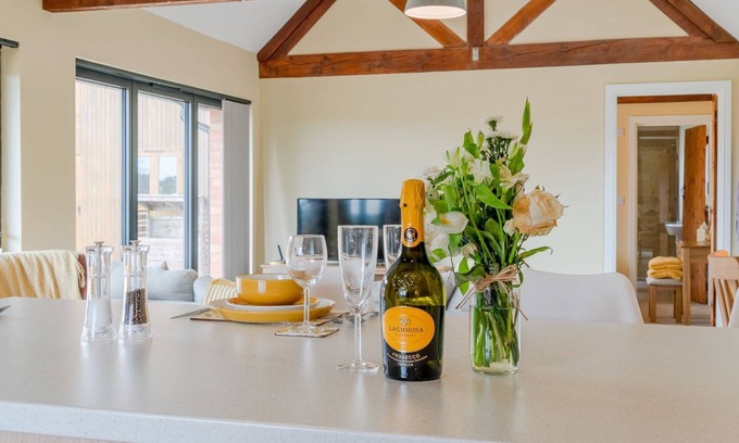 Bidford-on-Avon Cottage | Swifts Retreat at Oosland Barns - sleeps 2 guests in 1 bedroom