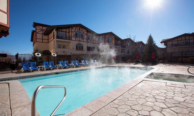 Midway House | Swiss-charmed Mountain Retreat NEW Listing 4BD 3.5B Up to 14 Guests
