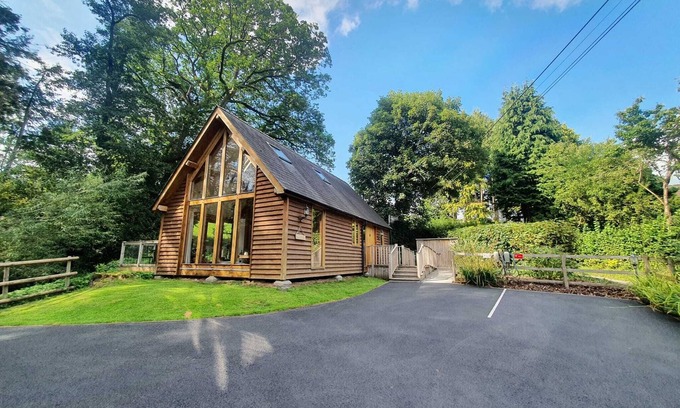 Battle Cabin | Swn Y Nant lodge with hot tub Brecon