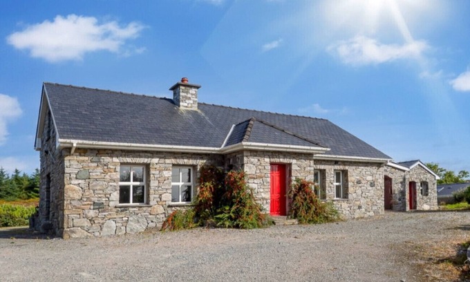 Clifden House | Sycamore Cottage on the outskirts of Clifden
