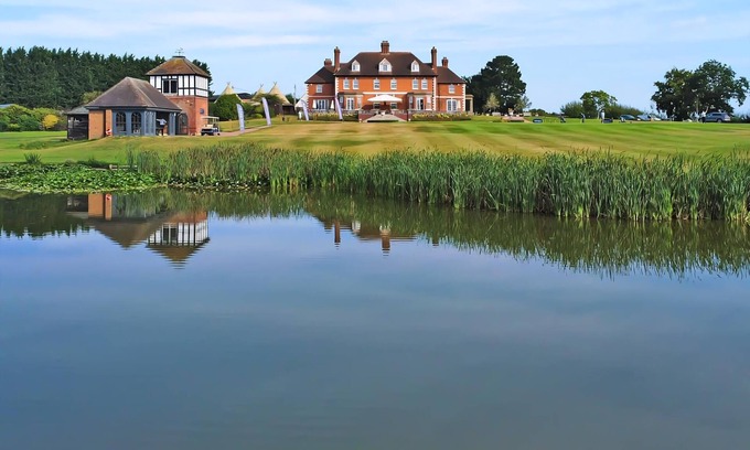 Bridgnorth Ski Chalet | Sycamore Lodge VIP Hot Tub and Pet Friendly
