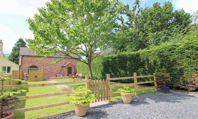 Loppington Cottage | SYLVA COTTAGE, romantic, with a garden in Cockshutt