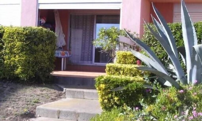 Saint-Pierre-la-Mer Apartment | T2 cabin sleeps 4, sea view terrace, swimming pool, close to sea and shops