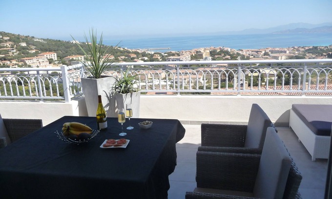 L'Ile-Rousse Apartment | T2 d'exception 56 m2 grand standing, 4 pers, new, terrace 26m2 full sea view.