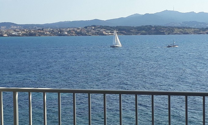 Sanary-sur-Mer Apartment | T3 apartment corniche des Baux, seafront, quiet 5 people 5 minutes from the port and shops