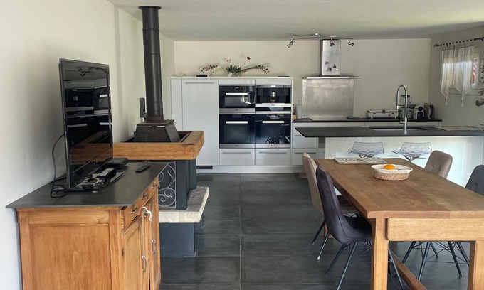 Lunel-Viel Villa | T4 family villa with garden and 8x4 pool equipped pool house