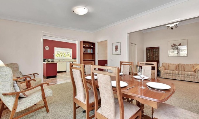 Bellbird House | Tabitha Hill Cottage close to wineries and nature