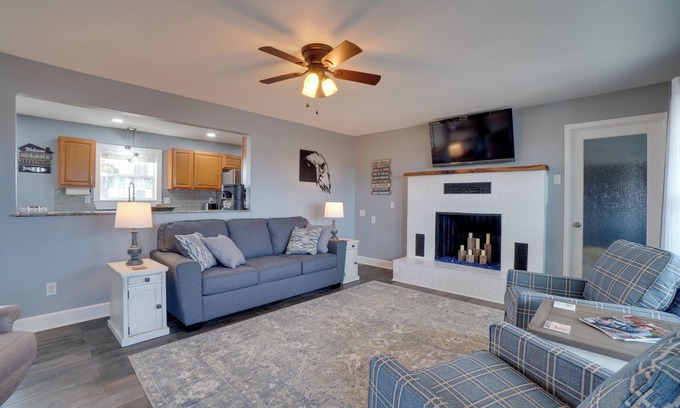 Golden House | Table Rock Lake Home - Fire Pit & Lake Views!