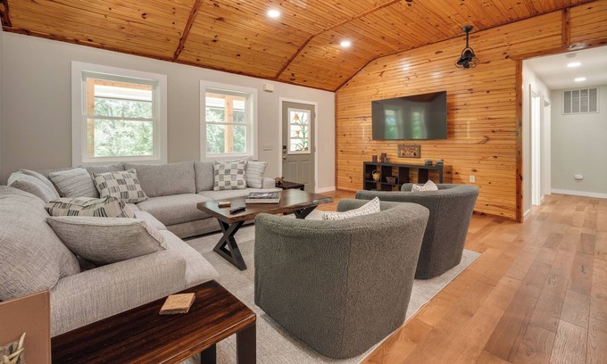 Golden Cottage | Table Rock Lake Vacation Rental with Swim Dock!