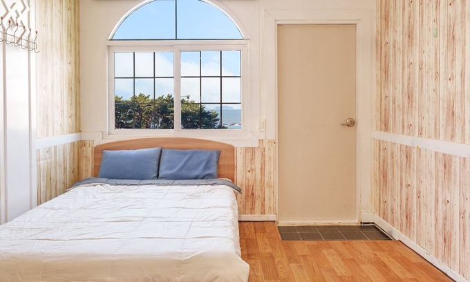 Kkotchi House | Taean Vintage House Pet-friendly Pension