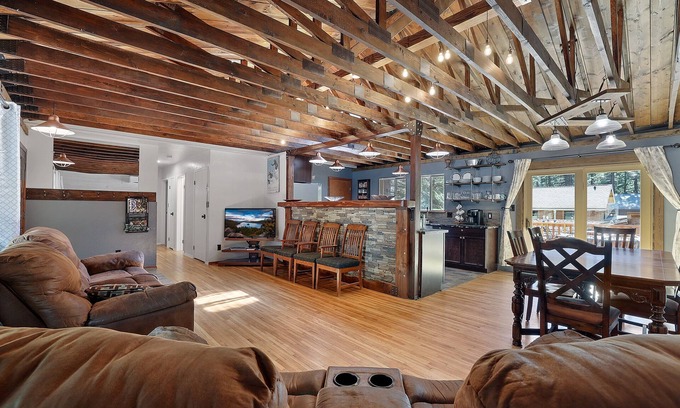 Lower Kingsbury House | Tahoe Forest Lodge, 5 BR-sleeps 10, hot tub, great back yard (SL196Meadow)